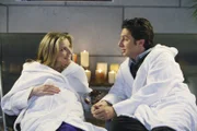 J.D. (Zach Braff, r.) will mehr Zeit mit Elliot (Sarah Chalke, l.) allein verbringen, bevor das Baby zur Welt kommt, doch Elliot ist zu beschäftigt. Erst als Dr. Cox ihr ins Gewissen redet, besinnt sie sich und lässt sich auf J.D.s romantische Avancen ein ...