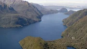 Am Lake Manapouri wird die Umwelt-Bewegung Neuseelands geboren – 1973 verhindern Umweltschützer, dass der Wasserspiegel um 27 Meter angehoben wird, aus Angst vor unabsehbaren Folgen für die Umwelt.