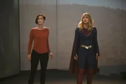 Alex Danvers (Chyler Leigh, l.); Kara alias Supergirl (Melissa Benoist, r.)