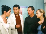 Aufregung in der Sachsenklinik: Elena Eichhorn (Cheryl Shepard, links) hat auf falschen Verdacht die Eltern (Edda Leesch, rechts und Hans Heller, 2.v.r) einer Patientin beunruhigt. Roland (Thomas Rühmann) ist fassungslos!