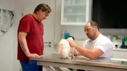 Toni Woldt ist sehr besorgt um Luckys Gesundheitszustand und hofft, dass der Rügener Tierarzt Marco Nieburg helfen kann. Auch der Veterinär ist erschrocken über Luckys Verfassung.