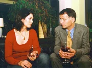 MDR Fernsehen IN ALLER FREUNDSCHAFT FOLGE 173, "Die eigenen vier Wände". Elena Eichhorn (Cheryl Shepard) möchte die Behandlung eines kleinen Mädchens nicht fortsetzen. Zu schmerzhaft ist ihre Erinnerung an ihren verstorbenen Sohn. Roland (Thomas Rühmann) weiß, wie es ist, ein Kind zu verlieren.