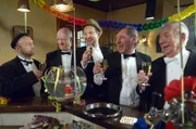 Und dann kommt doch alles anders. Eigentlich waren die letzten Jahre Silvester ja doch gemeinsam ganz schön. Alle entschließen sich, nun doch gemeinsam, wie all die anderen Jahre, Silvester gemeinsam im Dorfkrug zu feiern. v.l.n.r.: Stallknecht Kuno (Sven Walser), Wirt Shorty (Axel Olsson), Adsche (Peter Heinrich Brix), Brakelmann (Jan Fedder), Bürgermeister Schönbiehl (Günter Kütemeyer)