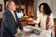 Immobilienmaklerin Jenny Winter (Barbara Wussow, r.) präsentiert Bürgermeister Wöller (Fritz Wepper, l.) Pläne für seine Luxus-Bunker-Anlage.