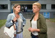 ARD HEITER BIS TÖDLICH - AKTE EX II. Staffel (8 neue Folgen), Folge 15 "Kleinvieh macht auch Mist" am Dienstag (17.12.13) um 18.50 Uhr im Ersten. Kristina Katzer (Isabell Gerschke, r.) trifft sich mit Marianne Reitz (Astrid Leberti, l.), die mit dem ermordeten Wiesner eine Affäre hatte und eiskalt abserviert wurde.