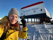 Die Meereisphysikerin Stefanie Arndt koordiniert das Meereisprogramm der deutschen Antarktis-Forschungsstation "Neumayer-Station III". Im Jahr 2022 gehörte sie zu dem Wissenschaftsteam der internationalen Endurance-Expedition.