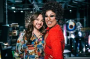 Riccardo Simonetti (l) trifft Catherrine Leclery, Drag Queen, die für ihre legendäre Whitney Houston Performance berühmt ist.