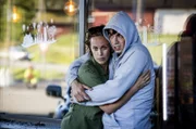 Im Schock: Khaled (Serhat Yildirim, re.) und Susanne (Ingeborg Raustøl) sind knapp einem Anschlag entgangen.