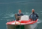 Jens Hübschen mit Fotograf Sven Nieder beim Tretbootfahren auf dem Gemündener Maar.