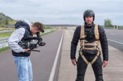 Stuntman Marcel Stefanski ist bereit für seinen Einsatz – die Kamera begleitet ihn dabei für „Die große Maus-Show“.