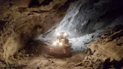 Ein Bagger baut unter Tage in Minas Gerais lithiumhaltiges Gestein ab.