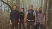 MacGyver (Lucas Till, l.) versucht, mit Riley (Tristin Mays, 2. v. l.), Jack (George Eads, M.), Cage (Isabel Lucas, 2.v.r.) und Bozer (Justin Hires, r.) einen Großbrand in einem nigerianischen Dorf zu löschen, das von gefährlichen Rebellen gelegt wurde. Diese unternehmen alles, damit das Feuer möglichst lange brennt ...