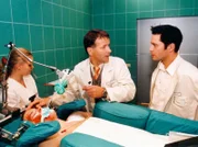 Philipp Brentano (Thomas Koch, rechts) hat seinen ersten Patienten David Gosch (Martin Goeres) als Assistenzarzt operiert und versucht mit übersteigerten Ehrgeiz alles mögliche zu tun - für Chefarzt Heilmann (Thomas Rühmann) geht er einen Schritt zu weit.