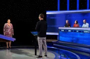Moderator Alexander Bommes (M.) mit den Kandidat:innen (v.l.n.r.): Manuela Schaller (l.), Daniel Rewerts (3.v.r.), Anna-Sophie Mühlenfeld (2.v.r.) und Ulf Pötzl (r.).
