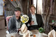 NDR Fernsehen NEUES AUS BÜTTENWARDER, "Einladung". Brakelmann (Jan Fedder) und Adsche (Peter Heinrich Brix) sind seit 60 Jahren als Freund-Feinde ein Paar.