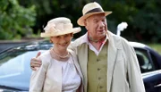 Schönbiehl (Günter Kütemeyer,re.) und Ingelore (Dorothea Hagena,li.) verabschieden sich in die Provence. Ein Abschied für immer.