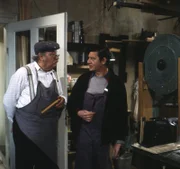Von links: Meister Eder (Gustl Bayrhammer) und Herr Schrader (Hans Brenner).