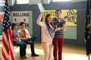 Sue (Eden Sher, 2.v.l.); Brad (Brock Ciarlelli, r.)