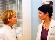 Kathrin (Andrea Kathrin Loewig, links) bekommt den frischen Wind der neuen Kollegin Elena Eichhorn (Cheryl Shepard) gleich zu spüren.