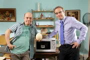 Kann man ein Ei in der Mikrowelle kochen? Bernhard Hoecker (l.) und Wigald Boning wollen es ausprobieren.