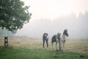 Vincent (Martin Walde, l.) bittet Ana (Soluna-Delta Kokol, r.) ihm zu vertrauen.
