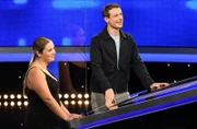 Moderator Alexander Bommes (r.) mit der Kandidatin Yvonne Unger (l.).