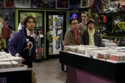 Als die berühmte Comiclegende Stan Lee eine Autogrammstunde in Stuarts Comicbuchladen gibt, sind die Freunde Leonard (Johnny Galecki, 2.v.l.), Sheldon (Jim Parsons, 2.v.r.), Rajesh (Kunal Nayyar, l.) und Howard (Simon Helberg, r.) völlig aus dem Häuschen ...