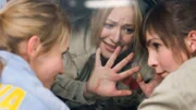 Lola (Mareila Bettina Möller, li.) und Ginger (Nadine Warmuth) wollen Annika (Sylwia von Wildburg) eine Lektion erteilen und sperren sie in den Trockner...