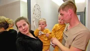 Die Zwillinge Casey und Emory halten ihre Eltern Sarafina und Peter in der Türkei auf Trab. Mit ihrer wachsenden Mobilität und Fähigkeit, Türen zu öffnen, ist es höchste Zeit, die Wohnung kindersicher zu gestalten.