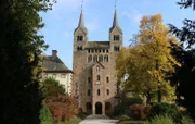Das Westwerk der ehemaligen Benediktinerabtei Corvey ist ein herausragendes Zeugnis karolingischer Baukunst.