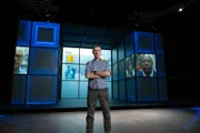 Wohlstand ist auch eine Frage der Hautfarbe, erklärt Dirk Steffens vor einer digitalen Leinwand.