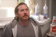 Eigentlich ist Jimmy (Scott MacArthur) ein taffer Kerl, aber beim Zahn ziehen wird ihm ganz anders.