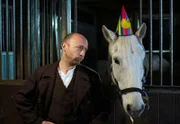 Stallknecht Kuno (Sven Walser) im Reitstall und denkt über Silvester nach.