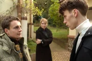 Julian (Johannes Meister, li.) wird nach der Untersuchungshaft von Florian (Oskar Belton, re.) und Stefanie (Kirsten Block) empfangen.