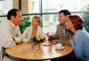 Achim (Johannes Steck, links) berichtet seinen Freunden Katrin (Andrea Kathrin Loewig), Roland (Thomas Rühmann) und Pia (Hendrikje Fitz, v.l.n.r.) von seiner neuen Therapie die beim Patienten große Erfolge erkennen läßt.