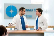 Dr. Moreau (Mike Adler, l.) hat schlechte Nachrichten für Ben Ahlbeck (Philipp Danne, r.). Frau Geskes Krankenkasse will die 3D-Prothese nicht bezahlen. Doch Moraeu hat sich schon etwas überlegt.