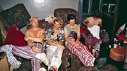 Die Toten Hosen auf dem Sofa.