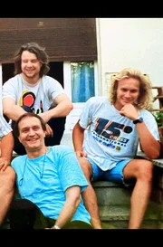 Gemeinsam mit seinem ältesten Sohn Guillaume (re.) bereitet sich Maurice Agnelet (vo. li.) auf seinen Auftritt vor den Geschworenen vor. Später kippt das Verhältnis der beiden und nur noch Thomas (hi. li.) steht hinter seinem Vater.