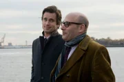 Neal (Matt Bomer, li.) und Mozzie (Willie Garson) nehmen Kellers Herausforderung an und sind sich sicher, Neals altem Rivalen endgültig das Handwerk zu legen.