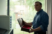 Kelting (Werner Daehn) findet in Englers Haus eine leere Waffenkiste. Offensichtlich wurde der Anwalt mit seiner eigenen Waffe erschossen.