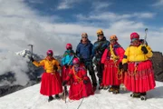 Das ZDF-Team zusammen mit den Cholitas, indigenen Bergsteigerinnen, auf dem Gipfel des 5330 Meter hohen Pico Tarija in Bolivien.