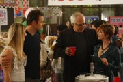 Während Troy einsehen muss, dass Abed ein besserer Athlet ist,  haben Sabrina (Sara Erikson, l.), Jeff (Joel McHale, 2.v.l.), Pierce (Chevy Chase, 2.v.r.) und Doreen (Sharon Lawrence, r.) ein Doppeldate ...