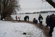Junge Leute aus Metten und Umgebung beschäftigen sich im Winter an der Donau mit der Natur.