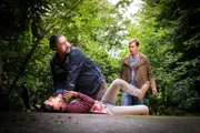Adrian (Niklas Kohrt, r.) kommt gerade noch rechtzeitig, um Wendloh (Alexander Hörbe, M.) davon abzuhalten, die Zeugin (Tania Feurich, liegend) seines Überfalls aus dem Weg zu räumen.