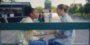 Jade (Georgia Pemberton, r.) verrät Cece (Hailey Romain, l.) wie der "Körpertausch-Zauber" funktioniert, weil sie glaubt, dass Cece und sie von nun an zusammenarbeiten werden. Doch sie hat sich getäuscht.