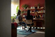 Nachdem Aylin (Asli Melisa Uzun, l.) und AC (Jane Chirwa, M.) sich während der Sporttests der Bewerber eine Schlägerei geliefert haben, müssen sie bei Dr. Salomon (Esther Schweins, r.) antreten.
