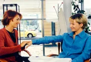 MDR Fernsehen IN ALLER FREUNDSCHAFT FOLGE 166, "Allein gegen alle". Katrin (Andrea Kathrin Loewig) kann es vor Pia (Hendrikje Fitz, links) nicht mehr verbergen: Ihr Herz schlägt nur noch für Florian!