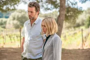 Max (Julian Looman) und Miranda (Elen Rhys) suchen auf dem Weingut nach Spuren.