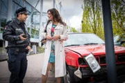 Tarik (Serhat Cokgezen) ist sprachlos: Erst setzt Andi (Angela Ascher) vor seinen Augen ihren Wagen an eine Laterne, lehnt es ab auf den gerufenen Rettungswagen zu warten, um sich dann mit den Worten "Es ist ja nichts passiert" zu verabschieden.