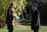 Bernd von der Bank (Johannes Suhm) macht Judith Lenzinger (Sofie A. Miller) klar, dass sie nicht mehr mit dem Kredit für den Hof rechnen kann.